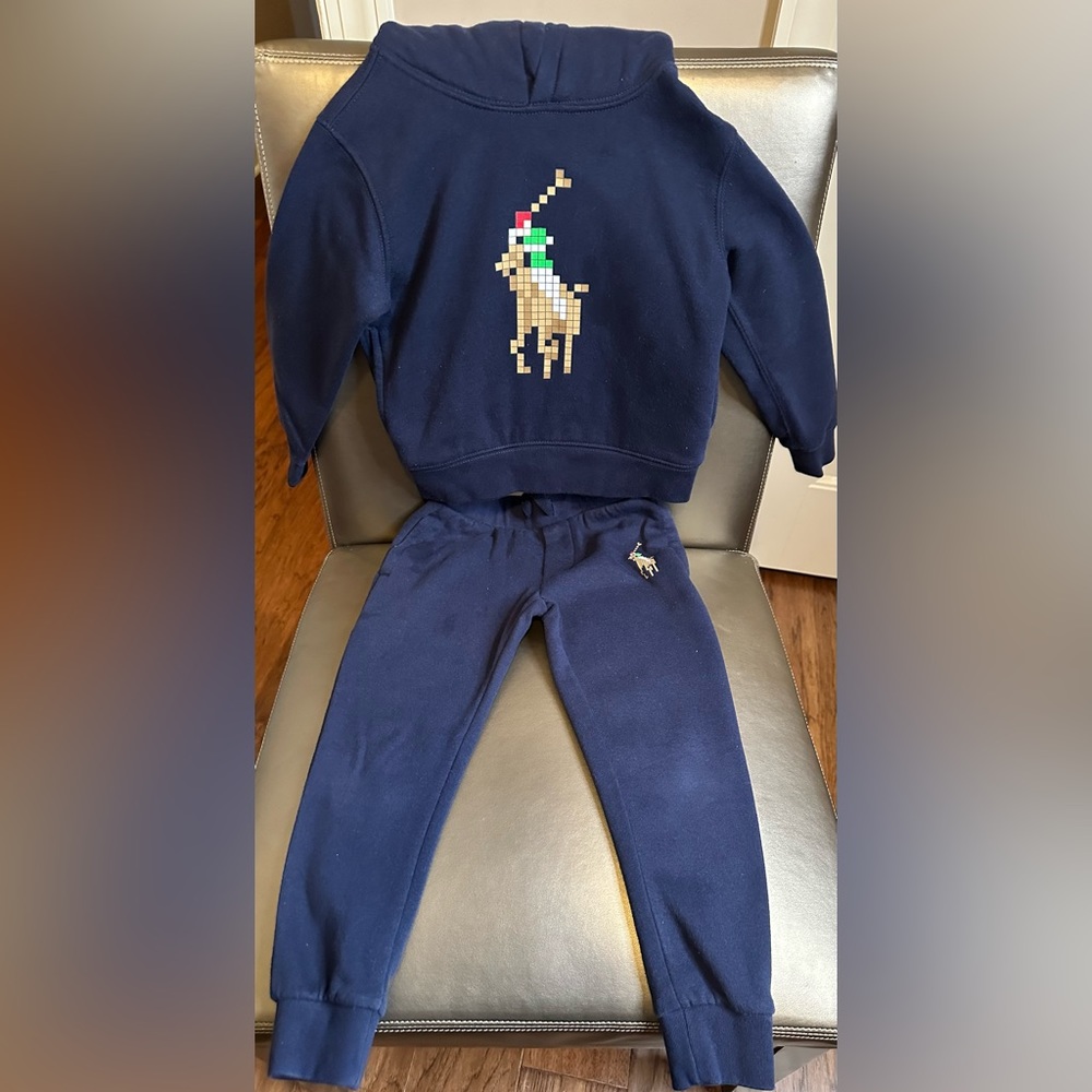 Ralph Lauren/Polo jogger fleece set in navy. Size 4/4T. Navy in color.